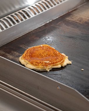 Cafe tavasında iştah açıcı krep kızartılıyor.