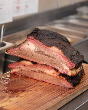 İştah açıcı taze ızgara et ama yarısı.