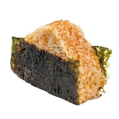 İzole edilmiş baharatlı Japon Onigiri pirinç aperatifi.