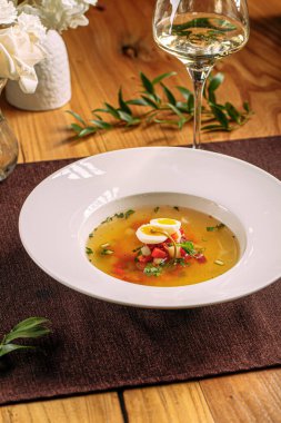 Gurme İtalyan sebze çorbası porsiyonunun en üst görüntüsü 