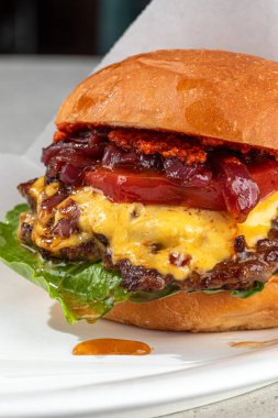 Amerikan usulü ızgara pastırmalı çizburger.