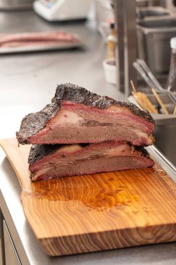 İştah açıcı taze ızgara et ama yarısı.