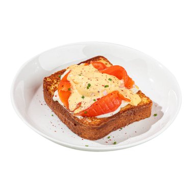 Ayrı bir porsiyon Brioche kahvaltı tostu, yumurta ve somon.