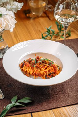 Domates soslu ve zeytinli gurme spagetti.