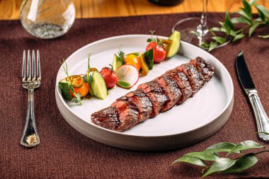 Sebze garnitürlü ızgara biftek.