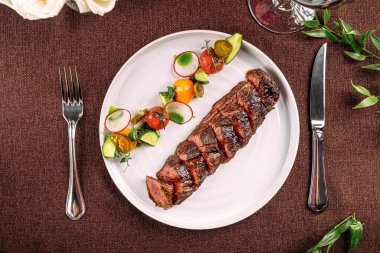 Sebze garnitürlü ızgara biftek.