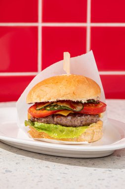 Taze Amerikan klasik hamburgerine yakın çekim