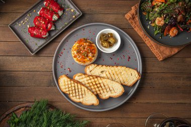 Jalapeno biberli fırında krem peynir ve ahşap masada tost.