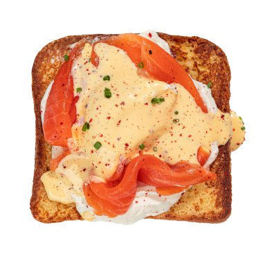 Ayrı bir porsiyon Brioche kahvaltı tostu, yumurta ve somon.