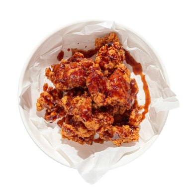 Kızarmış, kemiksiz, kırmızı soslu tavuk budu.