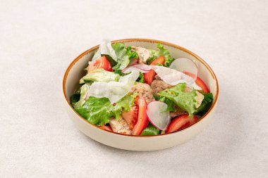 Tavuklu taze sebze salatası.