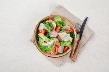 Tavuklu taze sebze salatası.