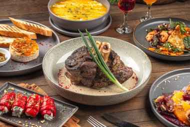 Ahşap masada biber soslu fırında sığır inciği.