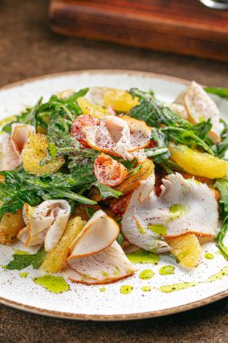 Portakal ve roka ile tütsülenmiş hindi salatası.