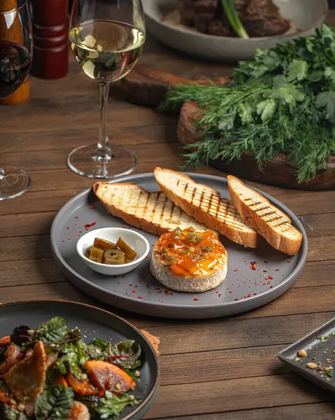 Jalapeno biberli fırında krem peynir ve ahşap masada tost.