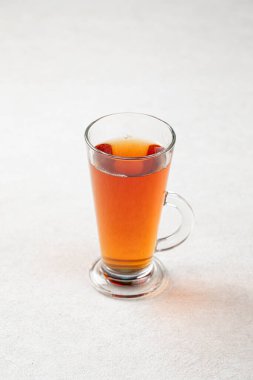 Bir bardak sıcak siyah çay.