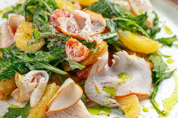 Portakal ve roka ile tütsülenmiş hindi salatası.