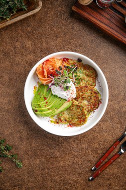 Haşlanmış yumurta, kabak, somon balığı ve avokado ile kahvaltı.