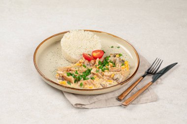 Pirinçli tavuk yahnisi porsiyonu.