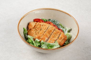 Taze sebzeli tavuk şnitzel.