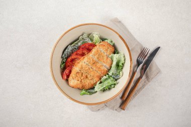 Taze sebzeli tavuk şnitzel.