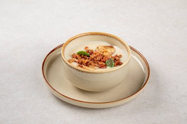 Muzlu ve fındıklı yulaf lapalı kahvaltı.