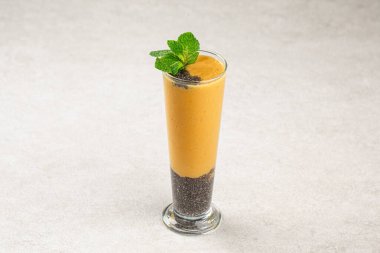 Chia tohumlu sağlıklı mango smoothie.