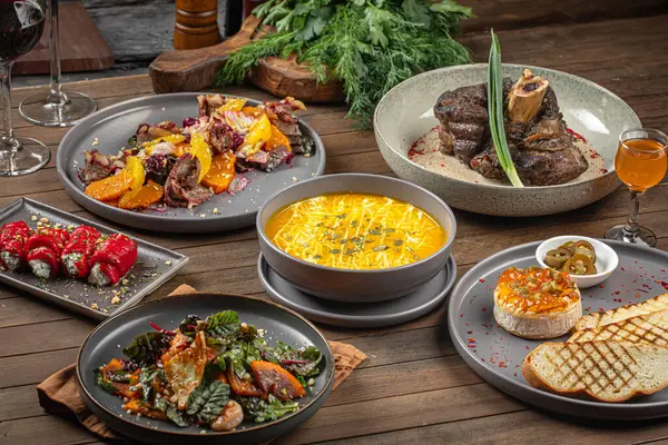 Restoran masasında farklı Alman yemekleri servis ediliyor.