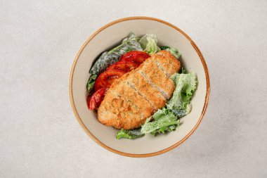 Taze sebzeli tavuk şnitzel.