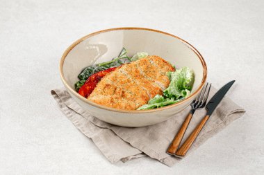 Taze sebzeli tavuk şnitzel.