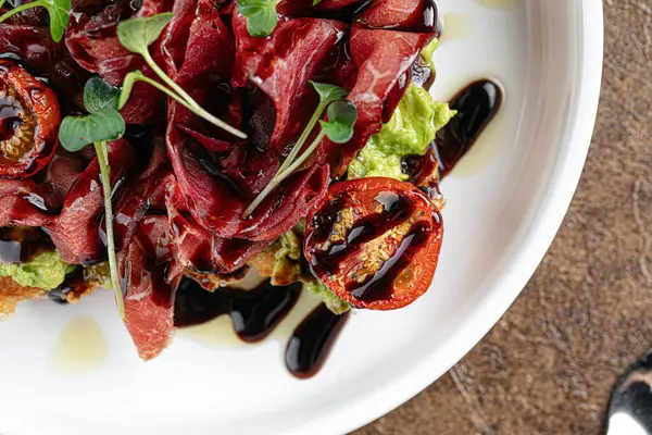 Avokado ve balzamik soslu jambonlu tost.