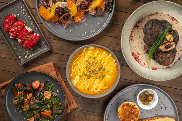 Restoran masasında farklı Alman yemekleri servis ediliyor.