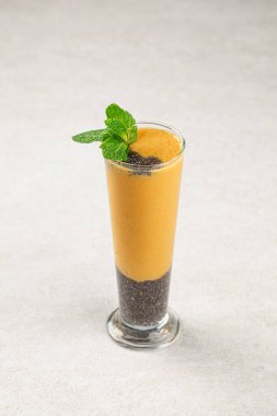Chia tohumlu sağlıklı mango smoothie.