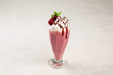 Bir bardak taze vişneli milkshake.