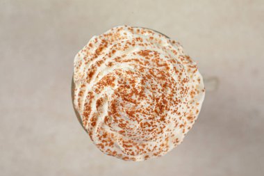 Krem şantili kahve bardağının üst manzarası.