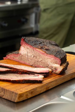 Dilimlenmiş Amerikan bifteği ahşap bir tahtanın üzerinde.