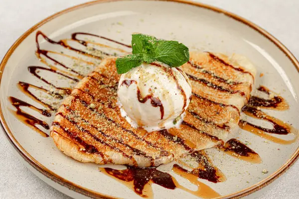 Dondurmalı tatlı, yassı kruvasan.