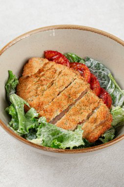 Taze sebzeli tavuk şnitzel.