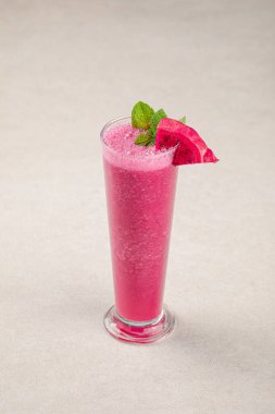 Bir bardak taze ejderha meyveli, naneli pitahaya smoothie.