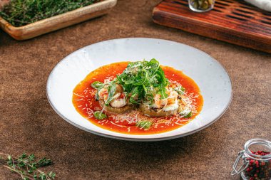 Şempanzeli ve soslu kızarmış patatesli aperatif.