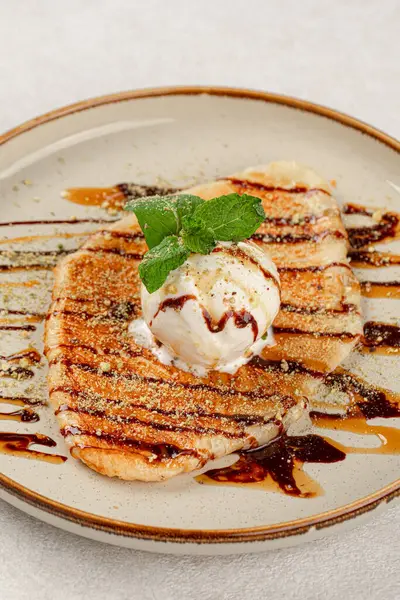 Dondurmalı tatlı, yassı kruvasan.