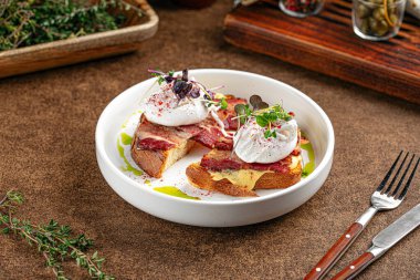 Pastırmalı kahvaltı ve kızarmış yumurtalı ekmek.