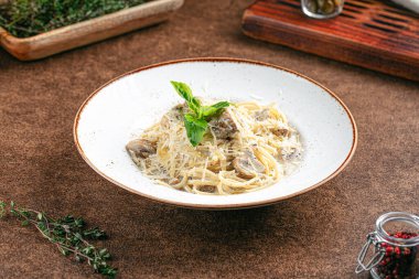 Bir porsiyon mantarlı alfredo makarna.