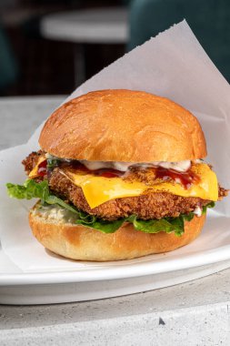 Kızarmış tavuk burgerinin iştah açıcı kısmına yaklaştık.