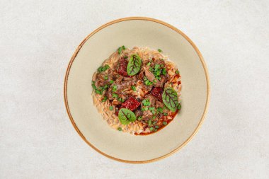 Etli ve fesleğenli gurme makarna.