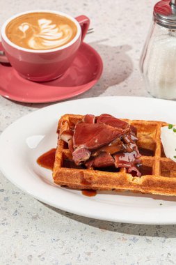 Biftek etli waffle ve krem peynirli kahve.