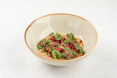 Etli ve fesleğenli gurme makarna.