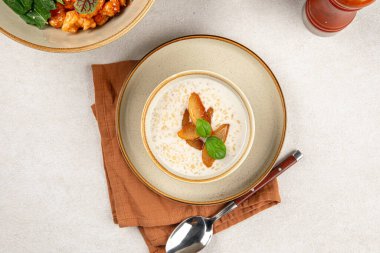 Bir porsiyon gurme kahvaltı lapası ve şeftali.