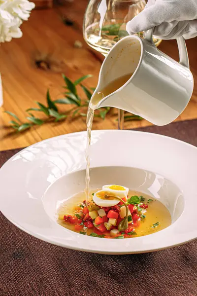 Sebze çorbası dolu bir tabağa bulyon dolduruyorum.