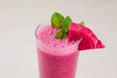 Bir bardak taze ejderha meyveli, naneli pitahaya smoothie.